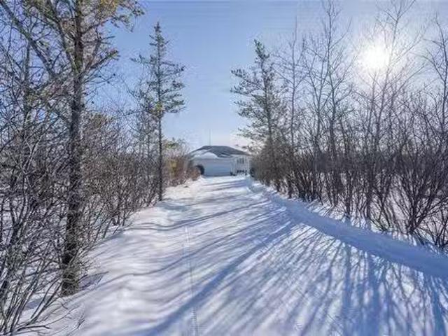 34 Hazelwood Road, Mitchell, MB, R5G 2L9 house for sale Lis.