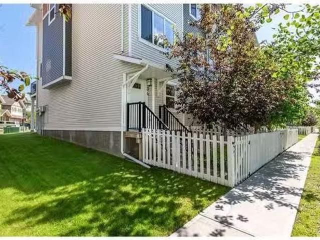 34 Stonehouse Crescent Nw, High River, AB, T1V 0G4 townhouse.