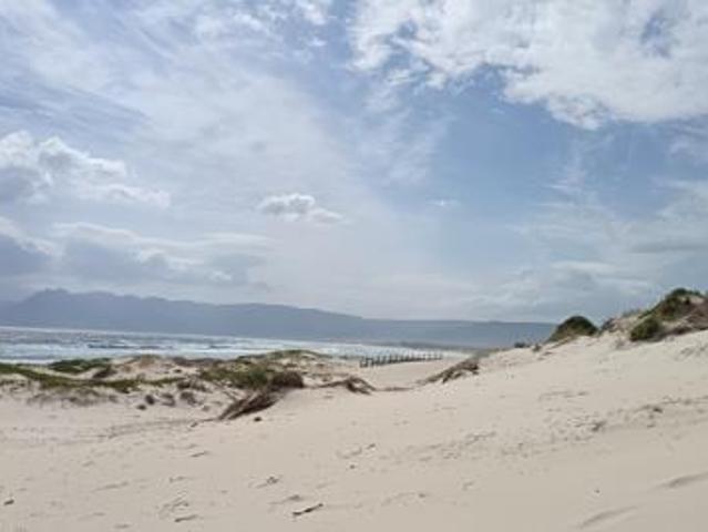350 m² Land available in Hawston
