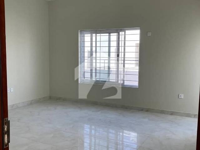 350 sq yd corner west open with park on sale: owners group