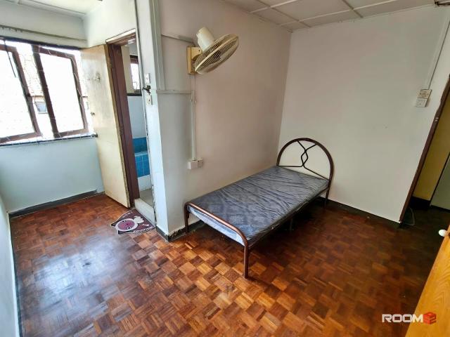 350m to Taman Bahagia LRT | Medium Room with Private Bathroom