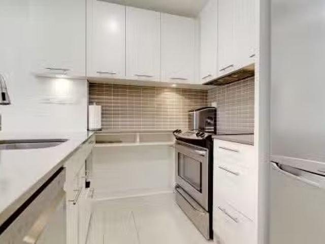353 1414 Rue Chomedey, Montréal Ville Marie, QC, H3H 0A2 c.