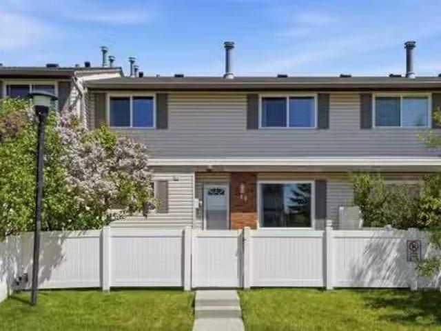 35 740 Bracewood Drive Sw, Calgary, AB, T2W 3N3 townhouse fo.