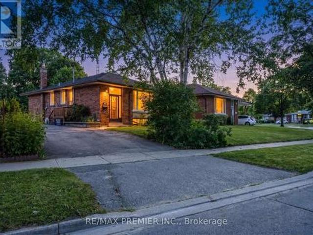 35 Barkwin Drive, Toronto, ON, M9V 2W4 house for sale | Listing ID W13602 | Royal LePage
