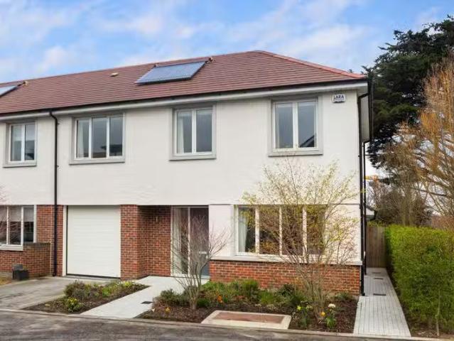 35 Brighton Wood, Foxrock, Dublin 18, D18DX7P is for sale