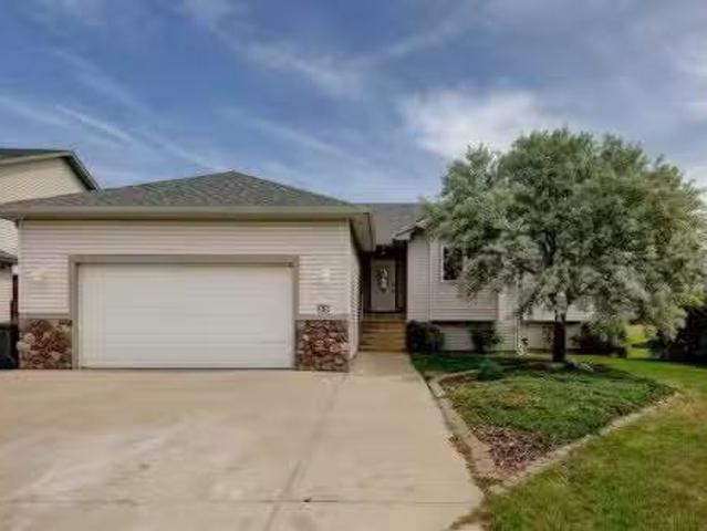 35 Collins Crescent, Crossfield, AB, T0M 0S0 house for sale.