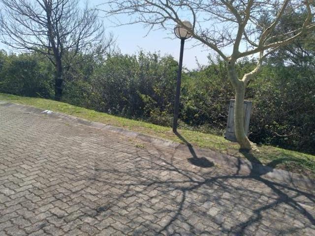 360 m² Land available in Beacon Bay