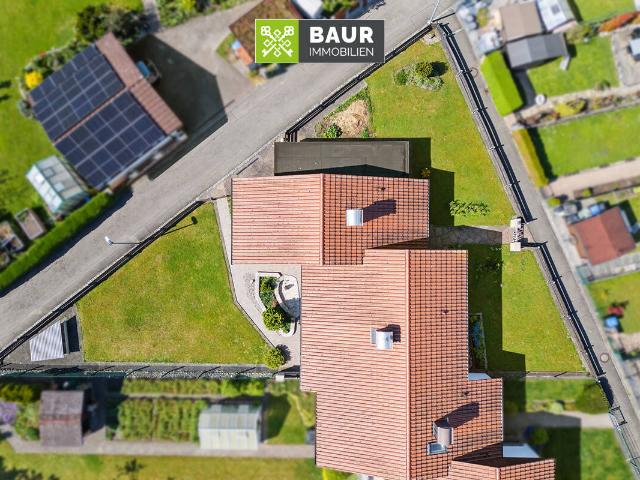 360° | Wohnen in ruhiger Lage: Charmanter Split Level Bungalow mit Garten und zwei Garagen