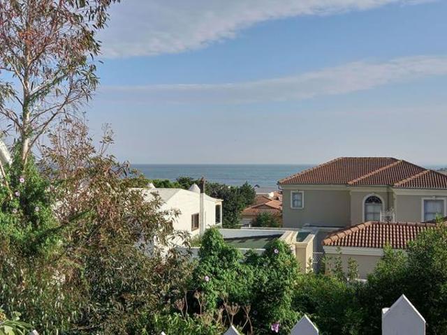 367 m² Land available in Gordons Bay Central