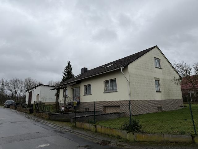 € 36.000, Jahresnettomiete möglich*Einfamilienhaus umbaubar in 2 FH mit mit zusätzlicher Halle