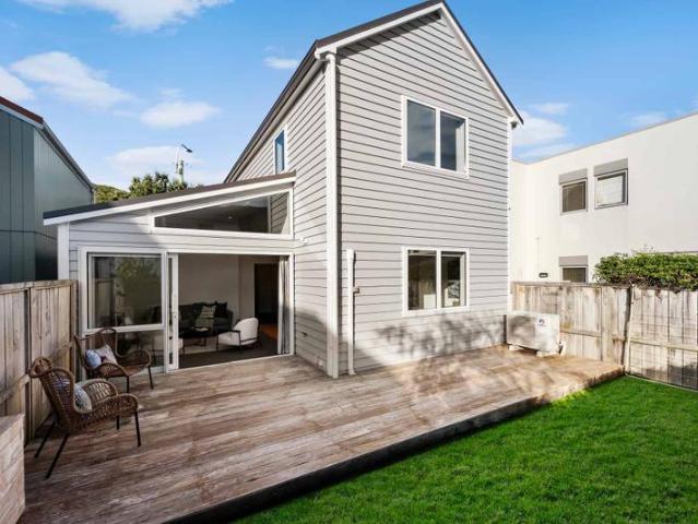 3/6 The Parade, Island Bay, Wellington City For Sale
