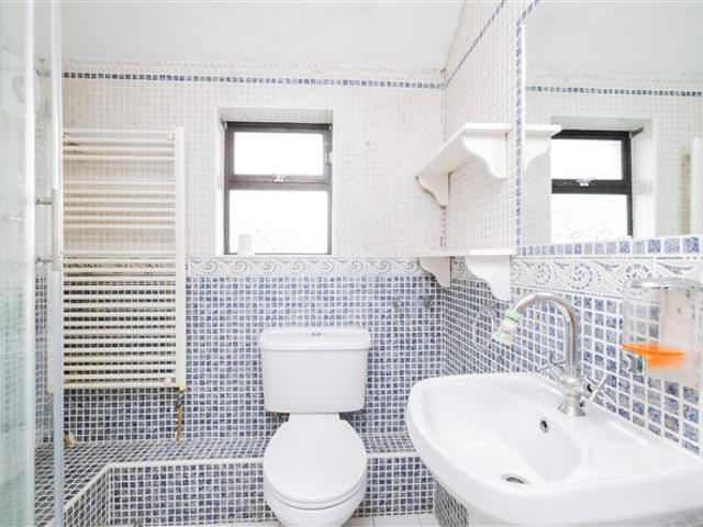 382 Carnlough Road, Cabra, Dublin 7 MOVEHOME ESTATE AGENTS 4886 MyHome. Ie Residential