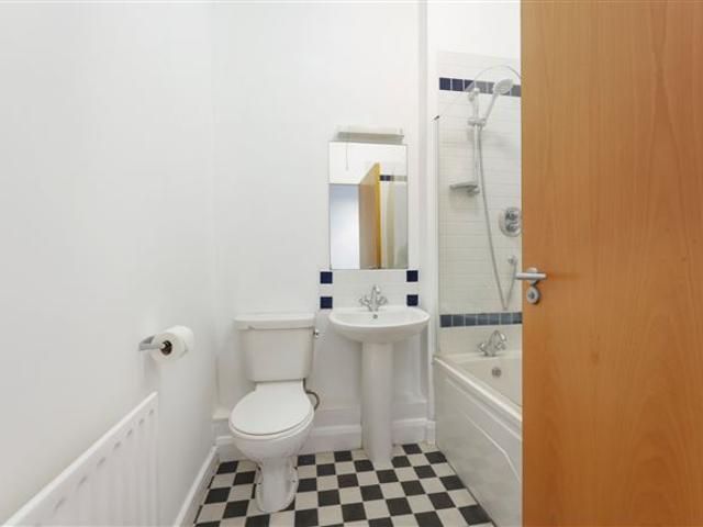 385,000 | 6 Barrow House, Custom House Square, IFSC, Dublin 1 Sherry FitzGerald City Centre 4976 MyHome. Ie Residential