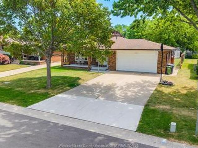 386 Woodridge, Tecumseh, ON, N8N 3A8 house for sale | Listing ID 26018 | Royal LePage
