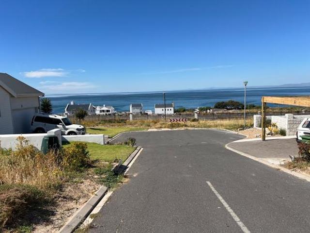 389 m² Land available in St Helena Views