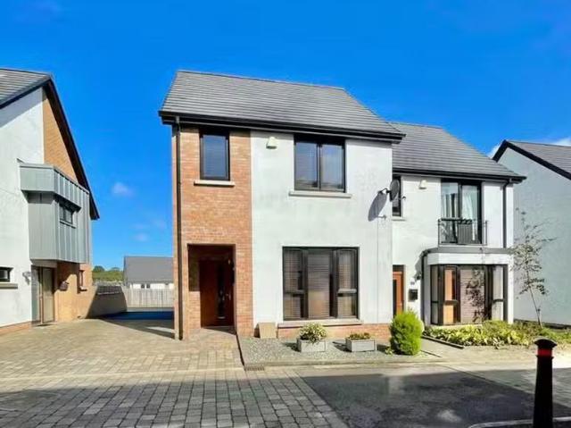 38 Lakeside Court