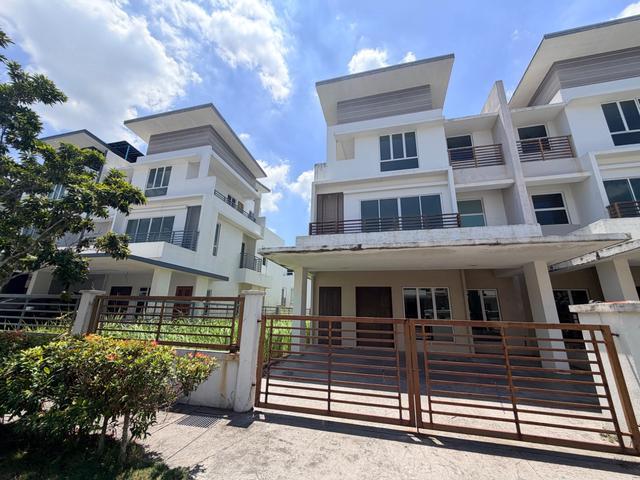 38x80 3 Storey Semi D Regency Parc Saujana Rawang
