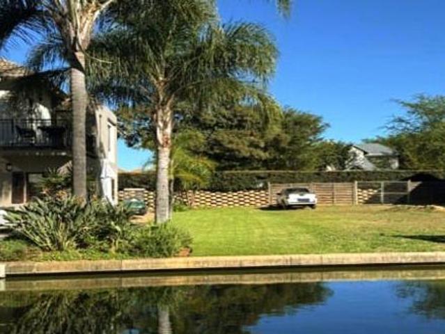 395 m² Land available in The Island Estates