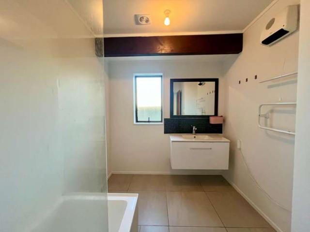 3/98 Roberts Road, Te Atatu South, Waitakere City