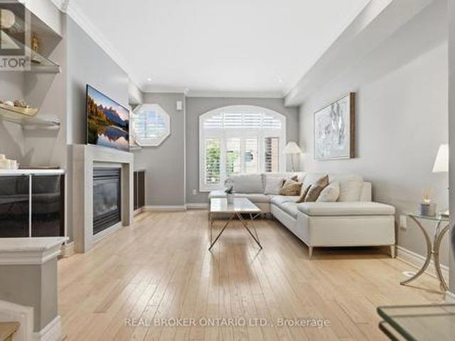 39 Lobo Mews, Toronto, ON, M8Z 0B2 house for sale | Listing ID W13695 | Royal LePage