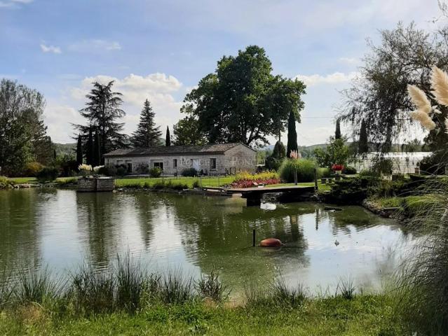 3 maisons sur une vaste propriété de 8 hectares