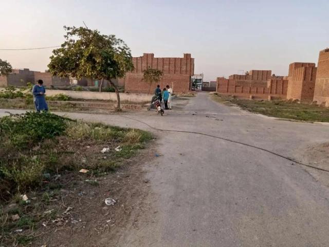3 Marla 4 Sarsai 30 by 31 fit corner wala plot 2 bazar lagty hyn Faisalabad ID 67621