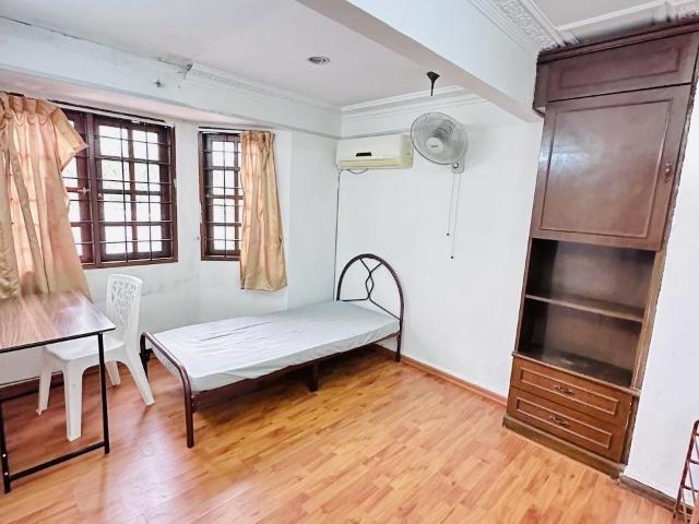 3 min walk to ATRIASingle Room at Damansara Jaya, Petaling Jaya