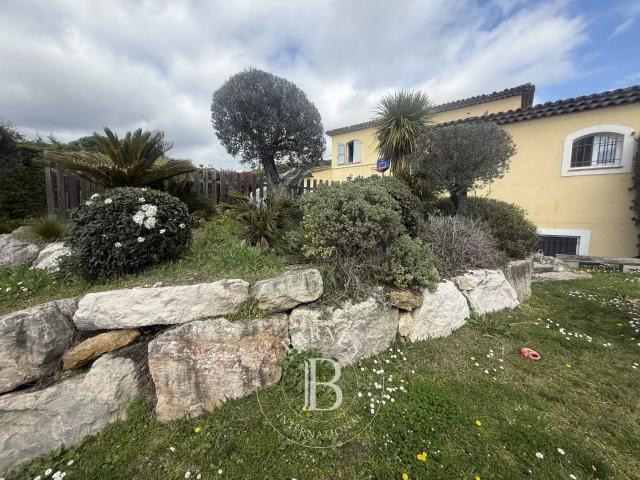 3 mn de Valbonne Village Villa familiale au calme avec vue. 175m² Châteauneuf Grasse