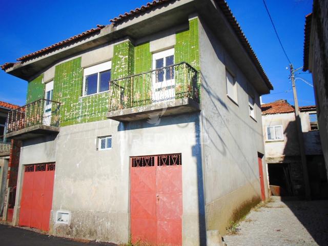 3 moradias geminadas para recuperação em Abaças Vila Real