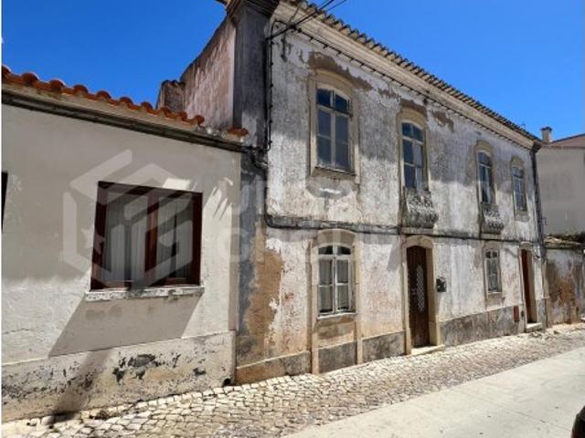 3 Moradias para recuperar no centro de Lagoa
