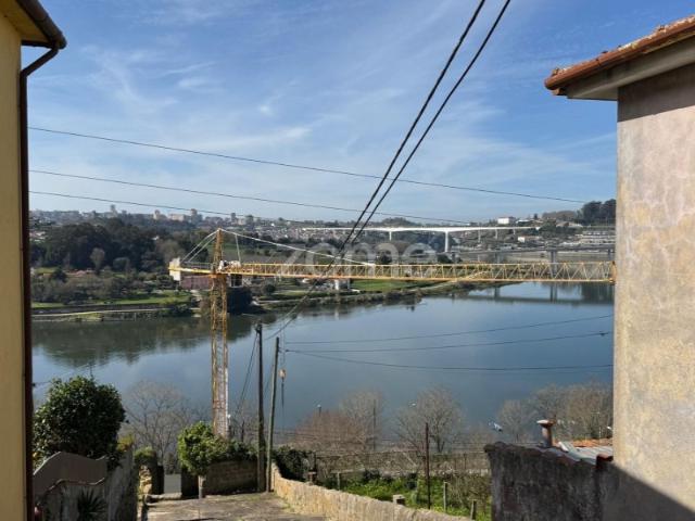 3 Moradias térreas com logradouro DEVOLUTAS, vista rio, Valbom