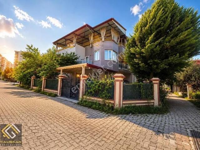 3 Aile Yaşamına Uygun | Bahçeli | Otoparklı Müstakil Villa