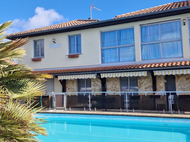 3 appartements dans grande maison 240m2 avec piscine et gara