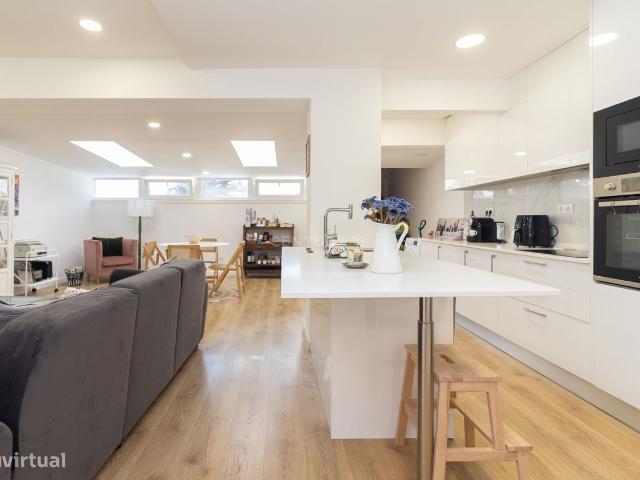 Apartamento T2 com quintal e estacionamento para morar ou investir!