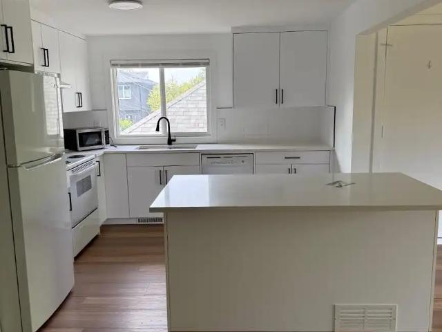 3 BDR, 1.5 Bath, 2 Parking, Main Floor West Hillhurst