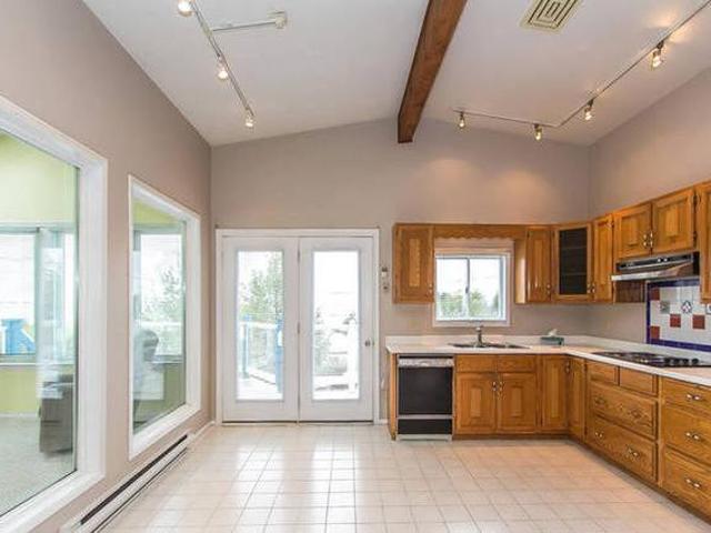 3 bdrm Kincardine Apt 1 Waterfront view