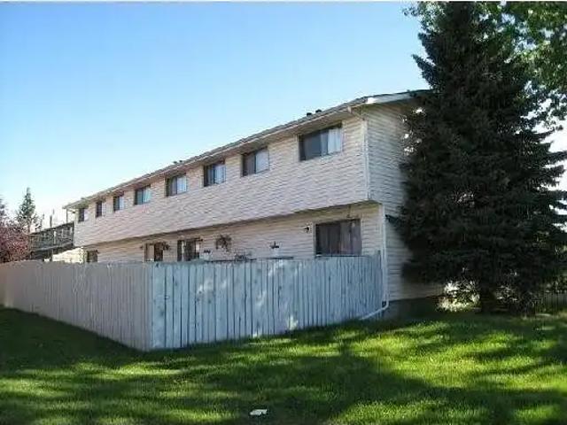 3 Bdrm Townhouse Pet Friendly in Kingsland SW, Calgary