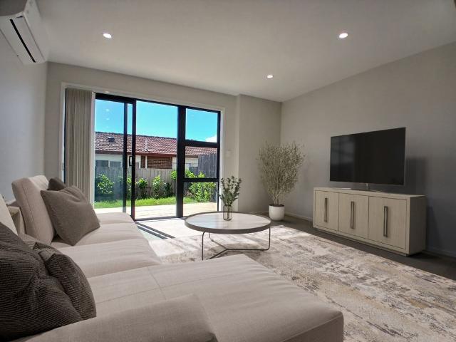 3 Bdrms/ 2 FULL bthms with GARAGE in Mangere Bridge!