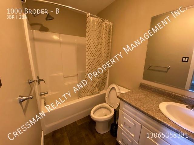 3 bed, 1.5 bath townhouse