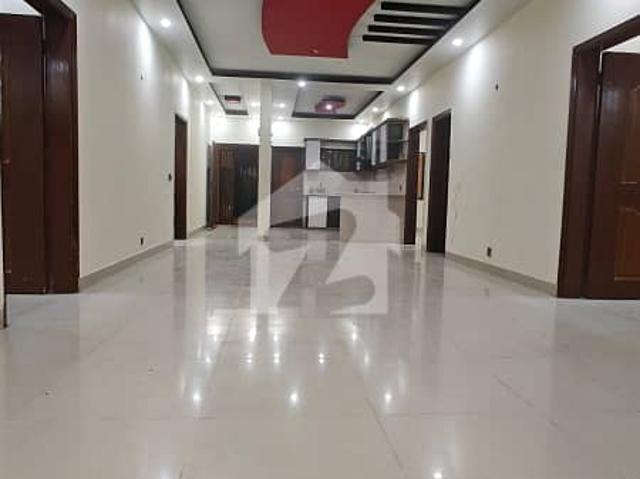 3 bed 2400 square feet apartment available for rent