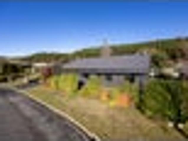 3 Bed, 2 Bath + Hobby Rooms & Caravan Parking