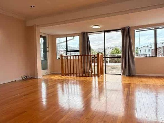 3 Bed, 2 Bath Home Near Botanic Gardens & Motorway Access
