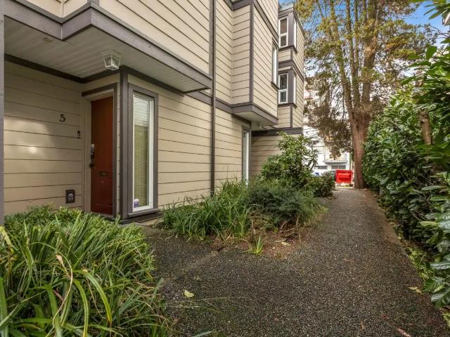 3 Bed,2 Bath specious townhouse in heart of Lonsdale