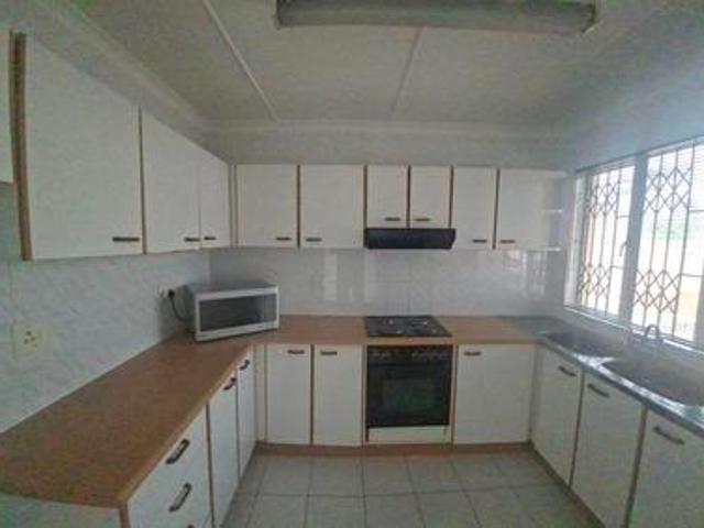 3 bed, 2 baths, 2 parkings