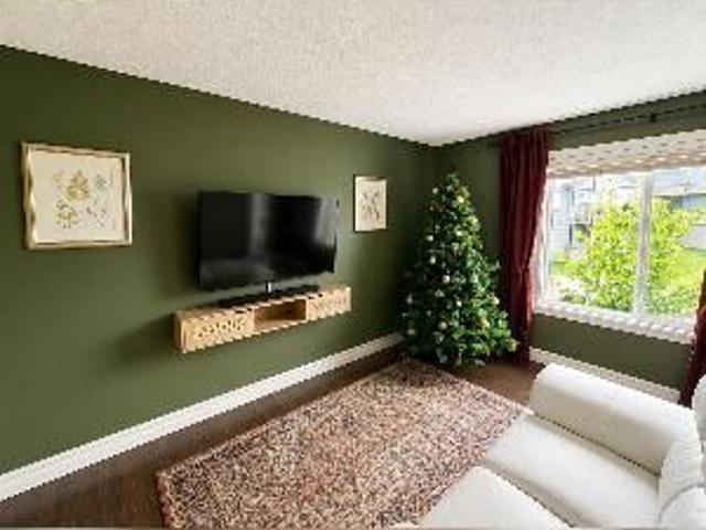 3 Bed 2.5 Bath Charlesworth Dupelx For Rent