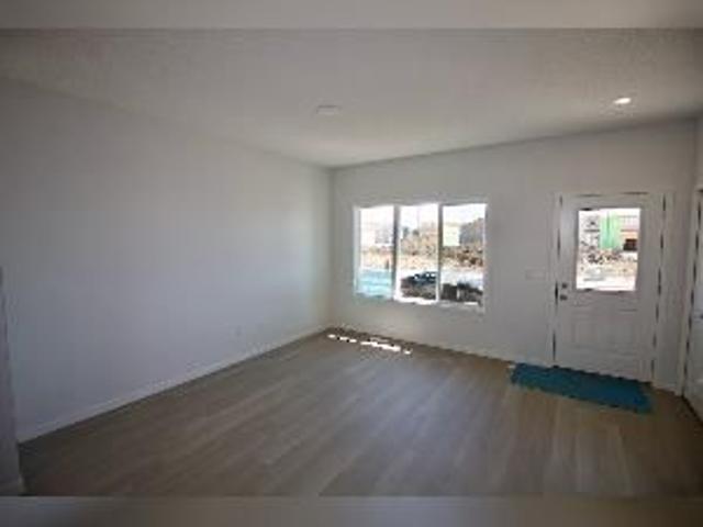 3 Bed 2.5 Bath Dbl Garage Upper Suite Chappelle SW