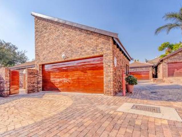 3 bed 2.5 bath home in fourways, ava.