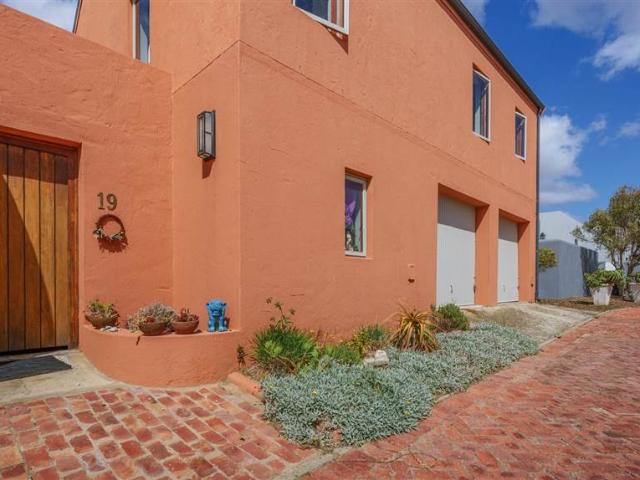 3 Bed Townhouse in Bredasdorp