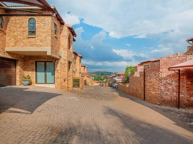 3 Bed Townhouse in Noordheuwel