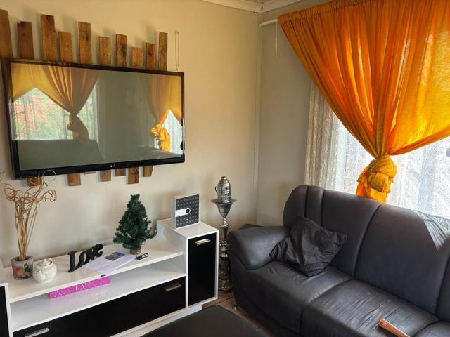 3 Bed Townhouse in Roodepan